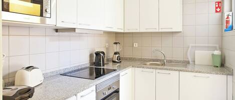 Réfrigérateur, micro-ondes, four, plaque de cuisson