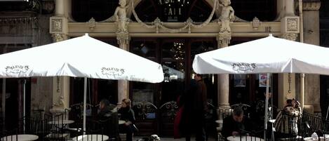 屋外ダイニングエリア