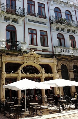 Outdoor dining - O'Porto Main Street St Catarina 1 (Porto)