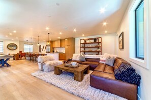 Älytelevisio, takka, pöytäjalkapallopöytä