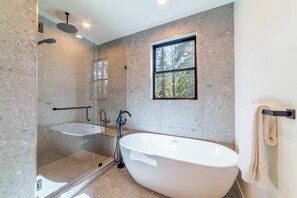 Douche, sèche-cheveux, serviettes fournies