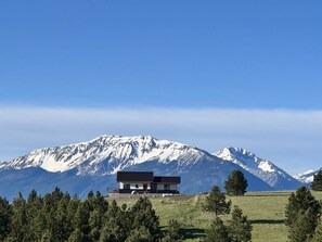 Exterior - Serene Japanese Home with Breathtaking Views in Oregon — Only 15 Min to Joseph (Enterprise)