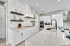 冷蔵庫、電子レンジ、オーブン、コンロ