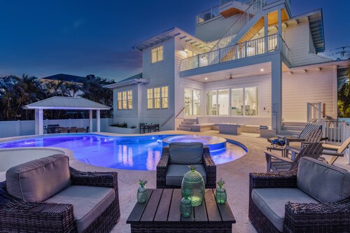 Beach Fanta Sea | Rooftop Views, Heated Pool, Steps to Lido Beach & St. Armands Circle