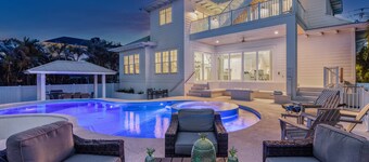 Beach Fanta Sea | Rooftop Views, Heated Pool, Steps to Lido Beach & St. Armands Circle