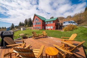 Outdoor dining - Fireweed Chalet (Homer)