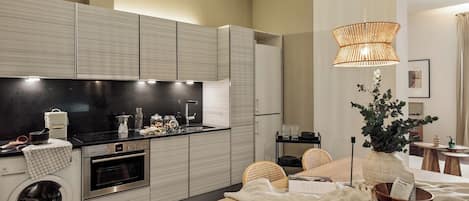 Frigorifero, microonde, forno, piano cottura