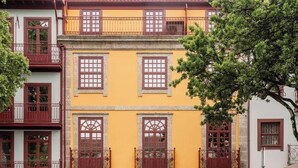 Un immeuble à plusieurs étages doté de balcons et de grandes fenêtres.
