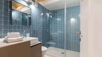 Shower, hair dryer, towels, shampoo