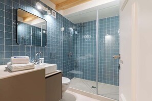Douche, sèche-cheveux, serviettes fournies, shampoing
