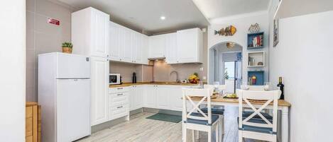 Køleskab, mikrobølgeovn, kogeplade, kaffe-/temaskine