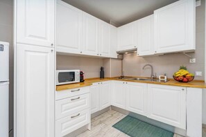 Réfrigérateur, micro-ondes, plaque de cuisson, cafetière/bouilloire