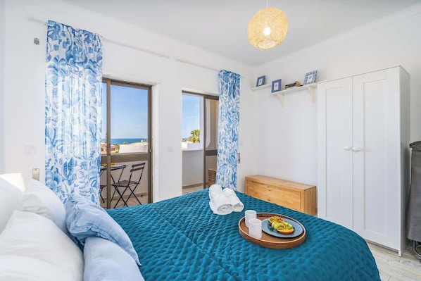 1 chambre, fer et planche à repasser, lit de bébé portatif