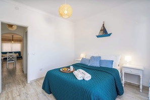 1 quarto, ferros/tábuas de passar roupa, berço de viagem