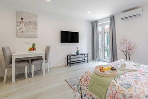 1 habitación, tabla de planchar con plancha y cuna de viaje 