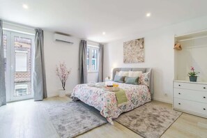 1 habitación, tabla de planchar con plancha y cuna de viaje 