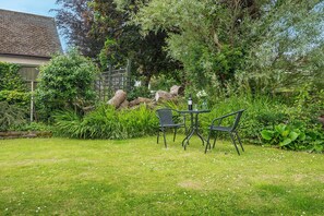 Property grounds - Ty Twt (Tiny House), Holiday Cottage Penally, Sleeps 2, 1 bedrooms,  bathrooms (Penally)