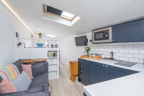 Micro-ondes, lave-vaisselle, cafetière/bouilloire, grille-pain