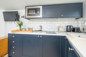 Micro-ondes, lave-vaisselle, cafetière/bouilloire, grille-pain