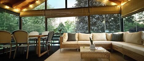 Una Smart TV, una chimenea, libros, un reproductor estéreo