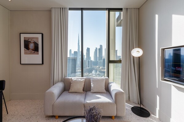 TV - Prime Studio w/ Burj Views Near Downtown and Canal (Dubai)