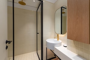 Shower, hair dryer, towels