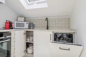 Køleskab, mikrobølgeovn, ovn, kogeplade