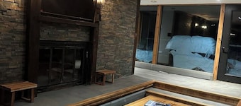 Cozy Chalet 2 min drive to Okemo Base and Downtown, and 5 min to Jackson Gore.