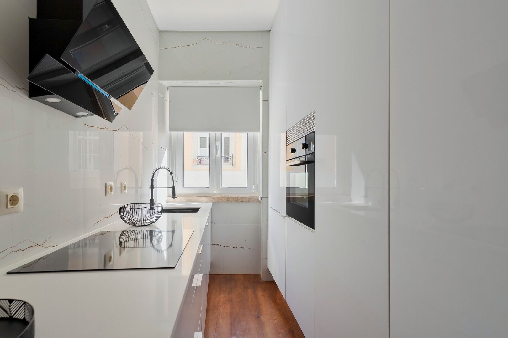 Jääkaappi, mikroaaltouuni, uuni, liesi