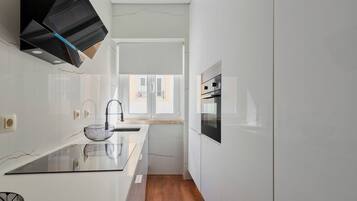 Jääkaappi, mikroaaltouuni, uuni, liesi