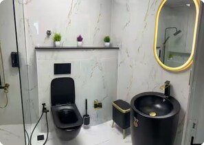 Dusche, Haartrockner, Bidet, Handtücher