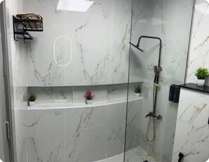 Dusche, Haartrockner, Bidet, Handtücher