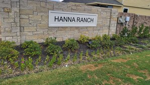 En stenvæg med et skilt, der viser "HANNA RANCH".