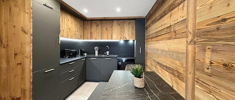 Kühlschrank, Ofen, Geschirrspüler, Wasserkocher mit Kaffee-/Teezubehör