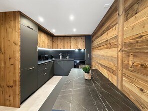 Fridge, oven, dishwasher, coffee/tea maker