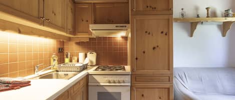 Fridge, oven, toaster, cookware/dishes/utensils