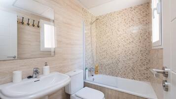 milieuvriendelijk toiletgerief, een haardroger, handdoeken