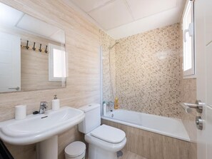 Articles de toilette écologiques, séchoir à cheveux, serviettes fournies