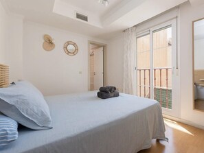 1 habitación, tabla de planchar con plancha y cuna de viaje 