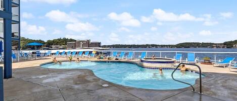 Lämmitetty uima-allas