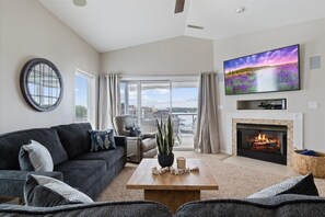Smart TV, fireplace