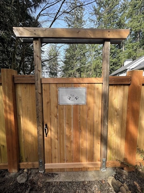 Property grounds - Charming Studio cottage, 1/2 mile from Mt Si Trailhead (North Bend)