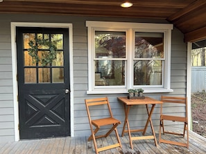 Outdoor dining - Charming Studio cottage, 1/2 mile from Mt Si Trailhead (North Bend)
