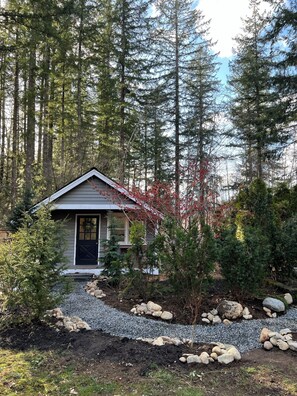 Exterior - Charming Studio cottage, 1/2 mile from Mt Si Trailhead (North Bend)