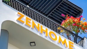 Ein Gebäude mit der Aufschrift "ZENHOME", das ein Hotel kennzeichnet.