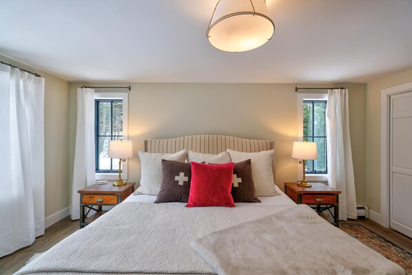 4 bedrooms, iron/ironing board, WiFi, bed sheets