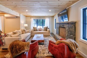 Smart TV, fireplace, table tennis