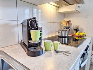 Frigorífico, microondas y utensilios de cocina