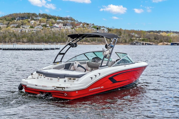Choose your lake adventure! Whether you're cruising on a comfy pontoon or making waves in a sleek sport boat, Rock Lane's boat rentals let you explore Table Rock Lake your way. - Pet-Friendly Suite with Marina Access and Tiki Bar (Branson)