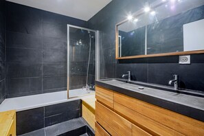 Hair dryer, towels - Blueground | Passy, balcony, nr Trocadéro (Paris)